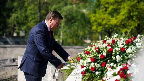 Премьер-министр Марис Кучинскис на Братском кладбище в День памяти жертв Второй мировой войны 8 мая - Sputnik Latvija