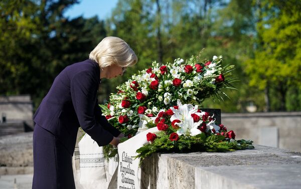 Возложение цветов на Братском кладбище в День памяти жертв Второй мировой войны 8 мая - Sputnik Латвия