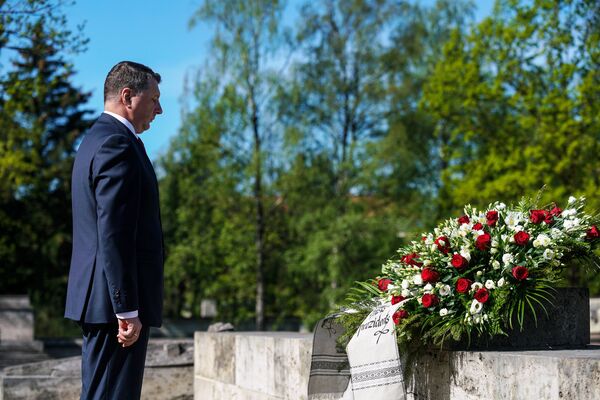 Президент Латвии Раймондс Вейонис возлагает цветы на Братском кладбище в День памяти жертв Второй мировой войны 8 мая Президент Латвии Раймондс Вейонис возлагает цветы на Братском кладбище в День памяти жертв Второй мировой войны 8 мая - Sputnik Латвия