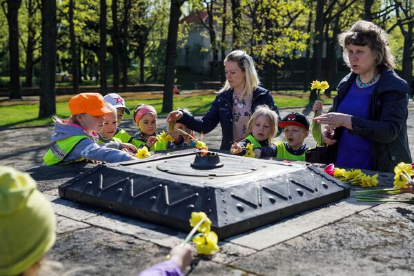 Дети возлагают цветы на Братском кладбище в День памяти жертв Второй мировой войны 8 мая Дети возлагают цветы на Братском кладбище в День памяти жертв Второй мировой войны 8 мая - Sputnik Латвия
