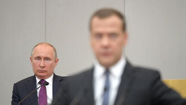 Президент РФ В. Путин и кандидат на пост премьер-министра РФ Д. Медведев приняли участие в пленарном заседании Госдумы РФ - Sputnik Латвия