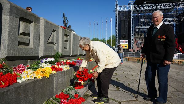 Ветераны возлагают цветы к памятнику Освободителям в Риге в День Победы - Sputnik Латвия