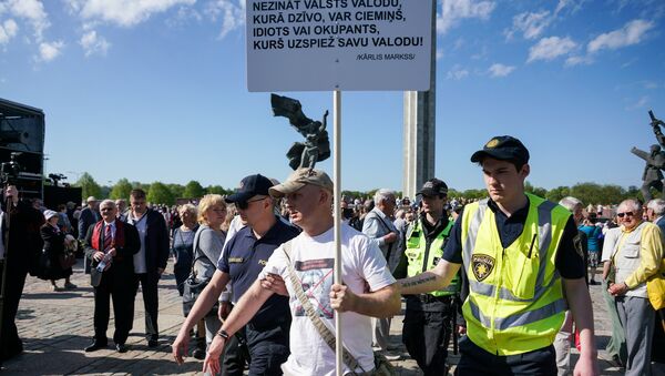 Aiņa Sproģa aizturēšana pie Atbrīvotāju pieminekļa - Sputnik Latvija