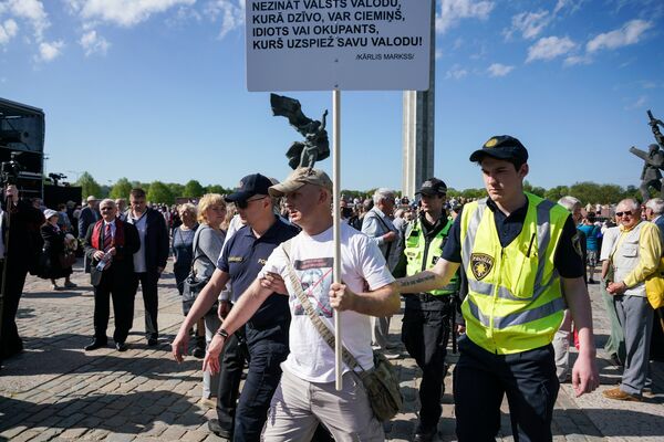 Задержание Айниса Спрогиса у памятника Освободителям  - Sputnik Латвия