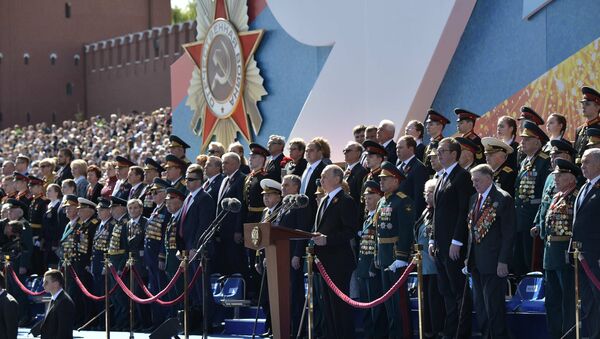 Krievijas prezidents Vladimirs Putins, uzstājoties ar runu 9 .maija Uzvaras parādē Maskavā - Sputnik Latvija