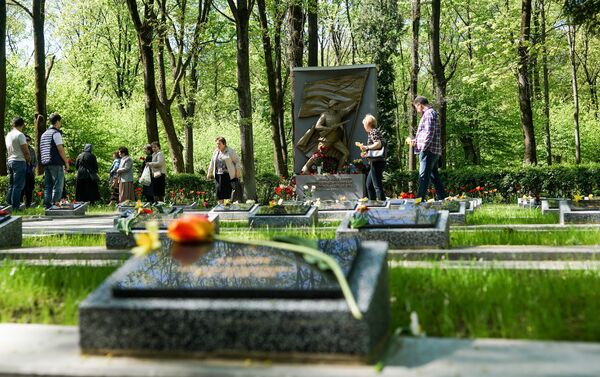 Покровское кладбище Риги в День Победы - Sputnik Латвия
