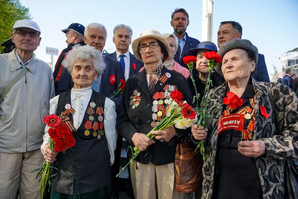 Ветераны на площади у памятника Освободителям 9 мая в Риге Ветераны на площади у памятника Освободителям 9 мая в Риге - Sputnik Латвия