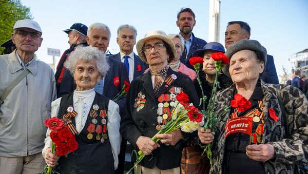 Ветераны на площади у памятника Освободителям 9 мая в Риге - Sputnik Латвия