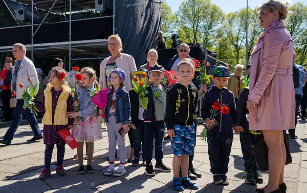 Дети перед памятником Освободителям 9 мая в Риге - Sputnik Латвия