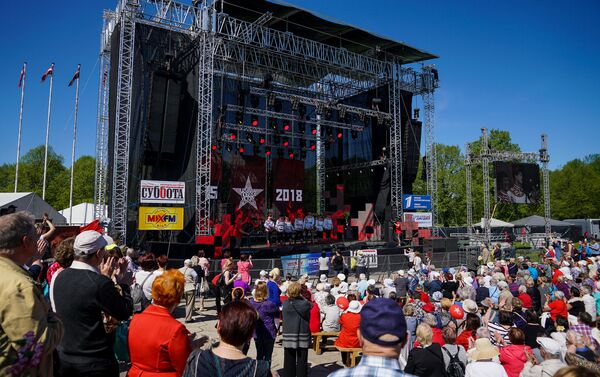 Главная сцена на праздновании Дня Победы перед памятником Освободителям Риги и Латвии - Sputnik Латвия