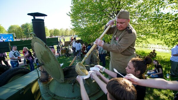 Полевая кухня организации Ordenis 9 мая в парке Победы - Sputnik Латвия