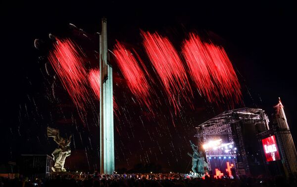 Салют 9 мая в Риге и памятник Освободителям - Sputnik Латвия