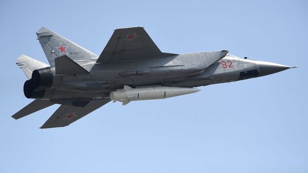Daudzfunkcionālais iznīcinātājs MiG-31 ar hiperskaņas raķeti Kinžal - Sputnik Latvija