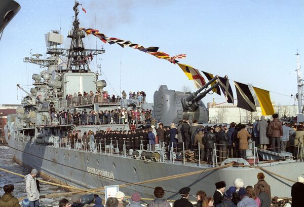 Поднятие российского военно-морского Андреевского флага на эскадренном миноносце Беспокойный. Поднятие российского военно-морского Андреевского флага на эскадренном миноносце Беспокойный. - Sputnik Латвия