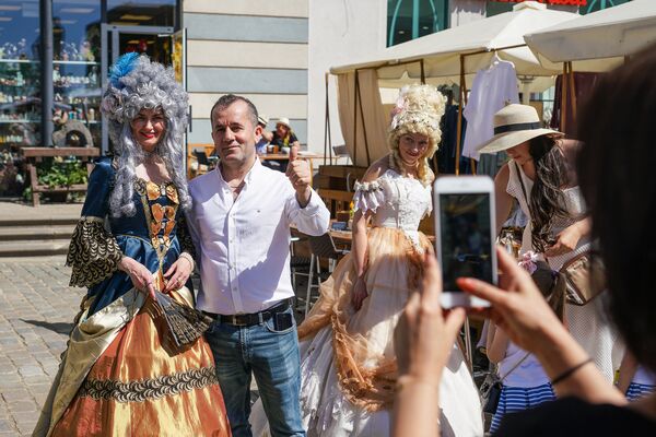 Туристы фотографируются с участниками фестиваля Майский граф - 2018 в Риге Туристы фотографируются с участниками фестиваля Майский граф - 2018 в Риге - Sputnik Латвия