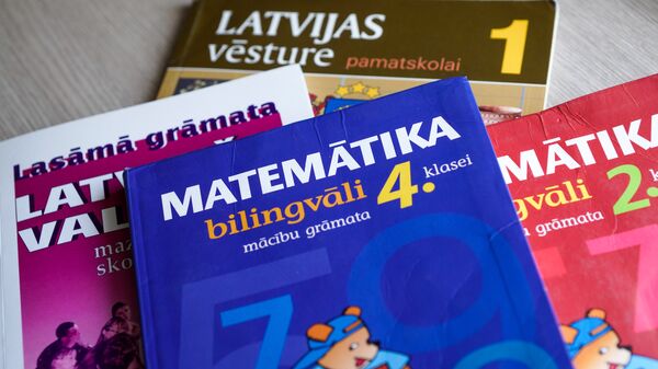 Учебники, по которым учатся дети в русской школе в Латвии - Sputnik Латвия