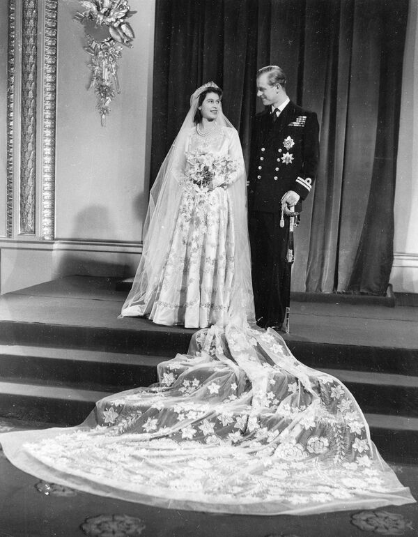 Официальное свадебное фото принцессы Елизаветы II и принца Филиппа Эдинбургского - Sputnik Латвия
