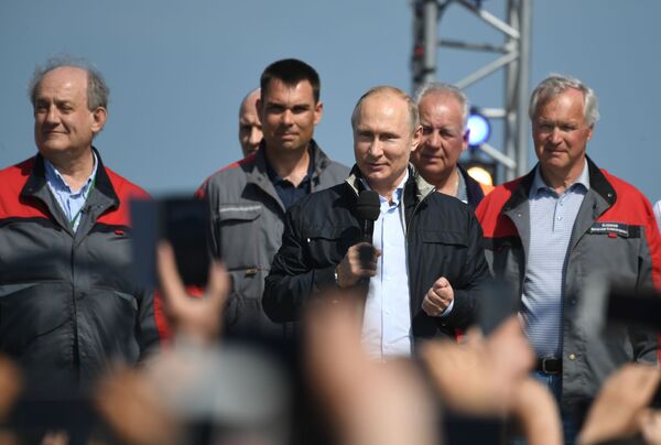 Президент РФ Владимир Путин выступает на митинге-концерте по случаю открытия автодорожной части Крымского моста Президент РФ Владимир Путин выступает на митинге-концерте по случаю открытия автодорожной части Крымского моста - Sputnik Латвия