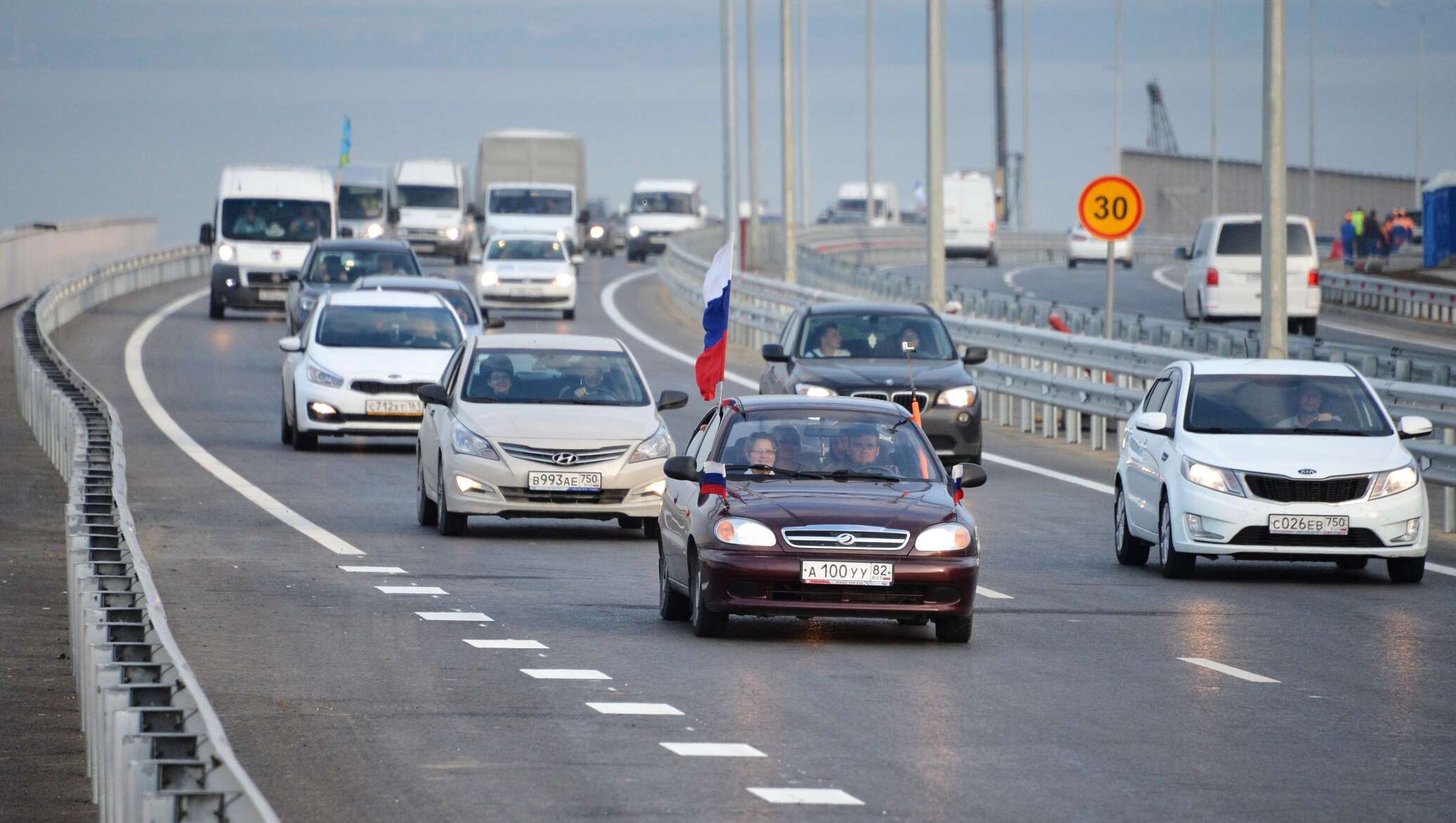 Машины едут на украину. Автомобильный транспорт. Машина едет по мосту. Движение автомобилей по Крымскому мосту. Машины едут по Крымскому мосту.