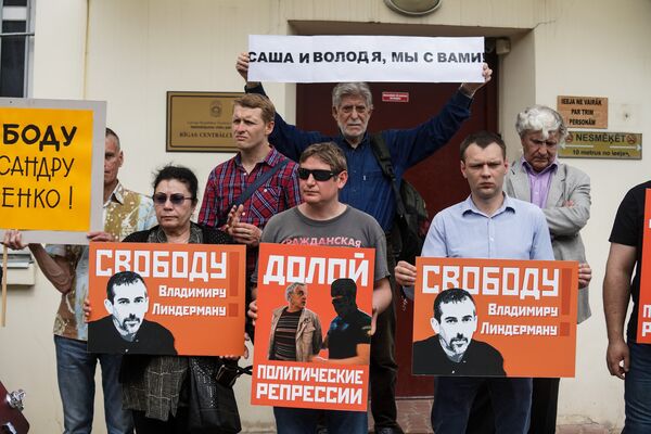 Пикет в поддержку Гапоненко и Линдермана у Рижской центральной тюрьмы Пикет в поддержку Гапоненко и Линдермана у Рижской центральной тюрьмы - Sputnik Латвия