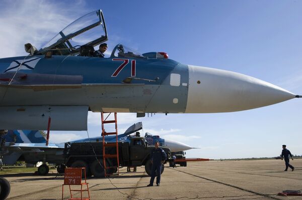 Военнослужащие подготавливают самолет СУ-33 к тренировочным полетам летчиков палубной авиации Северного флота на тренажере Нитка в Крыму Военнослужащие подготавливают самолет СУ-33 к тренировочным полетам летчиков палубной авиации Северного флота на тренажере Нитка в Крыму - Sputnik Латвия