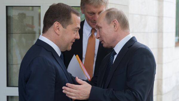 Председатель правительства РФ Дмитрий Медведев, пресс-секретарь президента РФ Дмитрий Песков и президент РФ Владимир Путин в резиденции Бочаров ручей, 18 мая 2018 - Sputnik Латвия