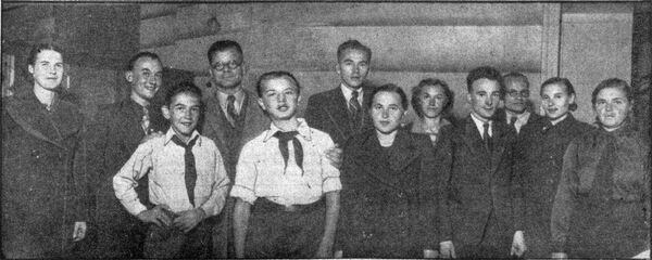1940 год. Латвийская делегация на праздновании Международного дня молодежи в Москве. Один из двух пионеров – Зигмундс Скуиньш 1940 год. Латвийская делегация на праздновании Международного дня молодежи в Москве. Один из двух пионеров – Зигмундс Скуиньш - Sputnik Латвия