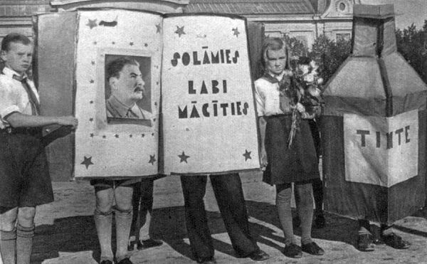 22 сентября 1940 года. Юные латвийские пионеры обещают Сталину хорошо учиться 22 сентября 1940 года. Юные латвийские пионеры обещают Сталину хорошо учиться - Sputnik Латвия
