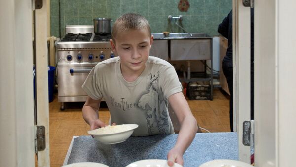 Мальчик на раздаче в столовой - Sputnik Latvija