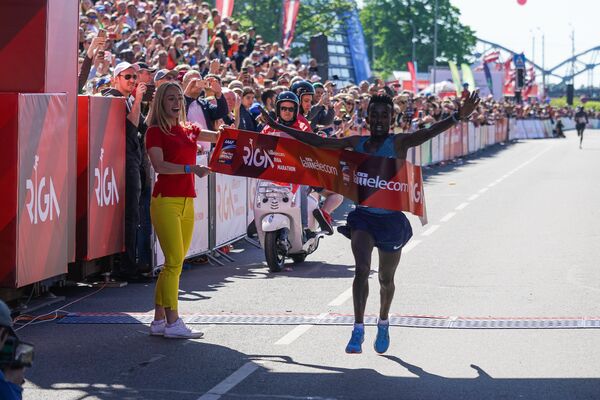 Победитель рижского марафона  -  Цедат Аяна из Эфиопии - Sputnik Латвия