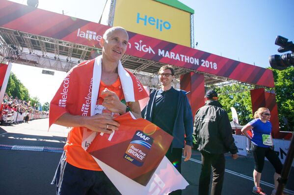 Starp maratona skrējējiem no Latvijas vislabāko rezultātu nodemonstrēja Valērijs Žolnerovičs, kurš ieņēma 7. vietu - Sputnik Latvija
