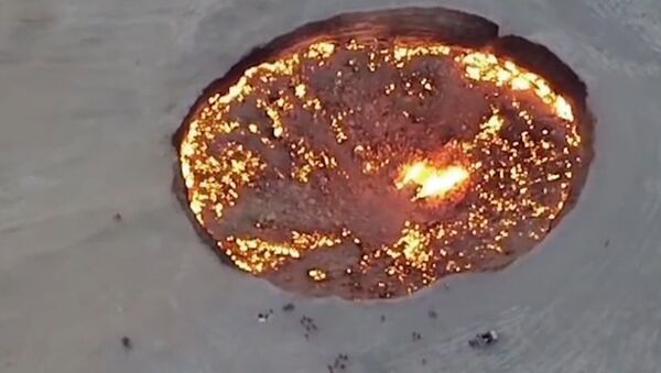 Огонь в газовом кратере в Туркменистане не гаснет с 1971 года - Sputnik Латвия