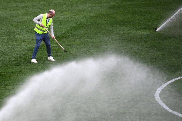 Уборка газона на поле на стадионе Волгоград Арена - Sputnik Латвия