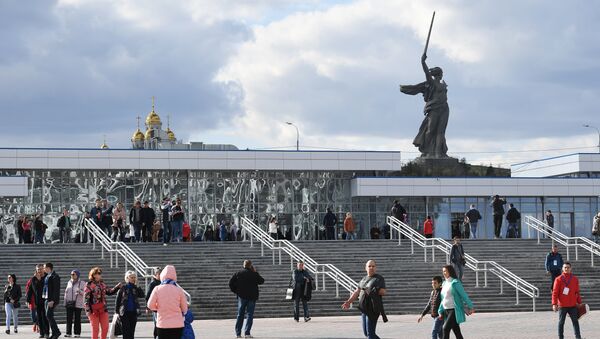 Вид на мемориал Родина-мать с площади перед стадионом Волгоград Арена - Sputnik Латвия
