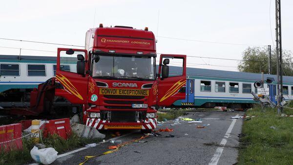 Пассажирский поезд местного сообщения столкнулся в среду вечером с фурой на севере Италии - Sputnik Латвия