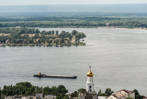 Баржа на Волге в Самаре. Справа - колокольня Иверского женского монастыря - Sputnik Латвия