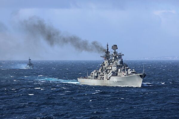 Эсминец Адмирал Ушаков на военно-морских учениях Кумжа-2018 в Баренцевом море Эсминец Адмирал Ушаков на военно-морских учениях Кумжа-2018 в Баренцевом море - Sputnik Латвия