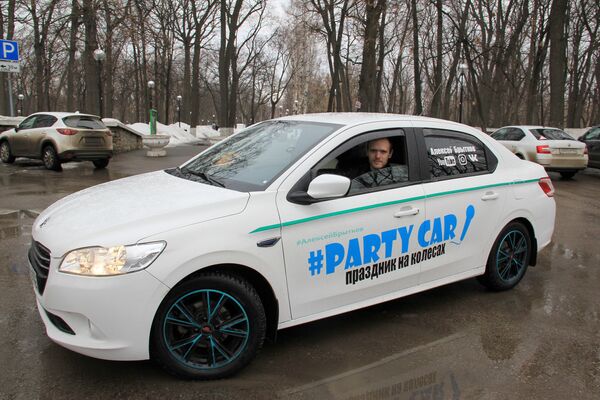 Караоке-такси Party Car и его владелец Алексей Караоке-такси Party Car и его владелец Алексей - Sputnik Латвия