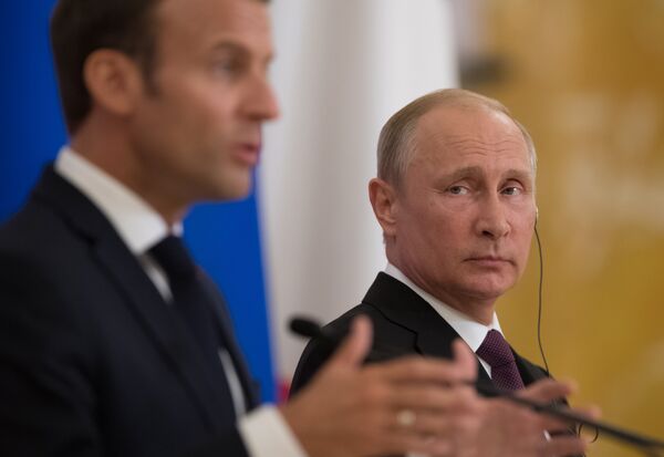 Президент РФ Владимир Путин и президент Франции Эмманюэль Макрон на пресс-конференции по итогам встречи в Константиновском дворце в Стрельне. Президент РФ Владимир Путин и президент Франции Эмманюэль Макрон на пресс-конференции по итогам встречи в Константиновском дворце в Стрельне. - Sputnik Латвия