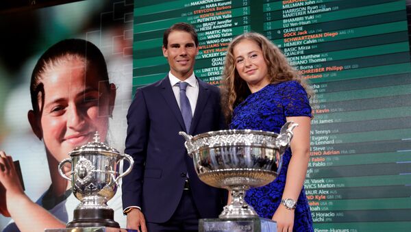 Действующие победители Roland Garros испанец Рафаэль Надаль и латвийка Елена Остапенко на церемонии жеребьевки 24 мая 2018 года - Sputnik Латвия