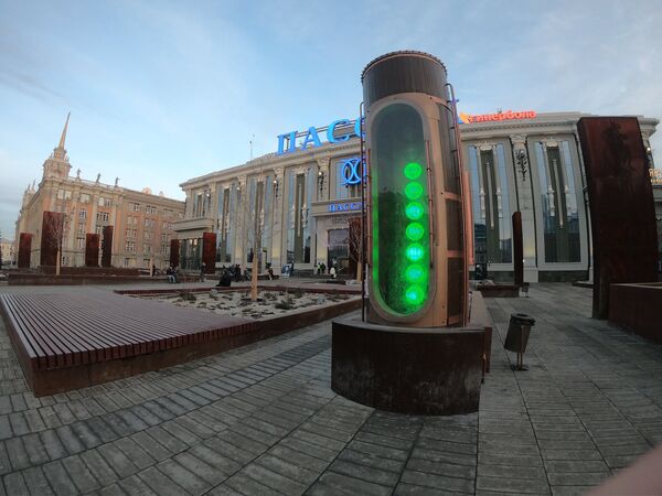 “Барометр счастья” в онлайм-режиме измеряет настроение жителей Екатеринбурга. “Барометр счастья” в онлайм-режиме измеряет настроение жителей Екатеринбурга. - Sputnik Латвия