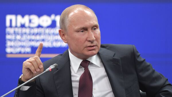 Президент РФ Владимир Путин принял участие во втором дне работы ПМЭФ - 2018 - Sputnik Латвия