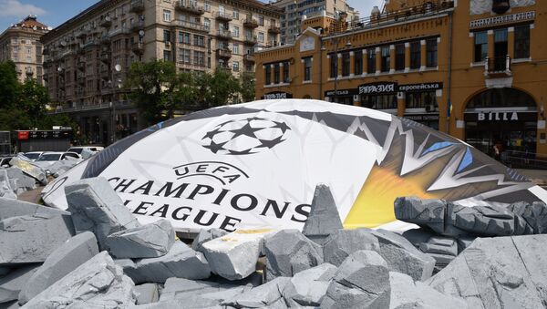 Баннер с символикой Лиги Чемпионов УЕФА в Киеве. Архивное фото - Sputnik Латвия