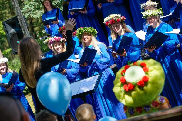 Выступление хора на празднике Вецаки Выступление хора на празднике Вецаки - Sputnik Latvija