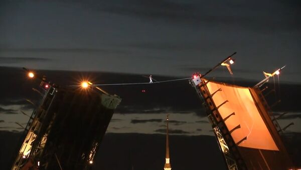 Pēterburgā virves staigātājs nogāja pāri paceltajam Pils tiltam - Sputnik Latvija