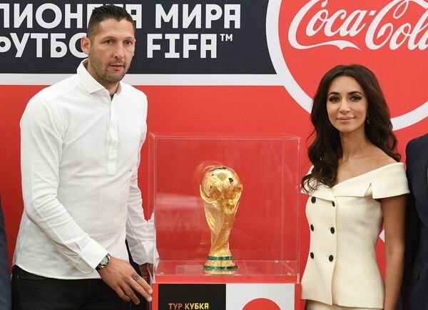 Итальянский футболист Марко Матерацци и певица, посол чемпионата мира по футболу FIFA 2018 Зара на торжественной церемонии приветствия Кубка мира ФИФА в Санкт-Петербурге. Итальянский футболист Марко Матерацци и певица, посол чемпионата мира по футболу FIFA 2018 Зара на торжественной церемонии приветствия Кубка мира ФИФА в Санкт-Петербурге. - Sputnik Латвия