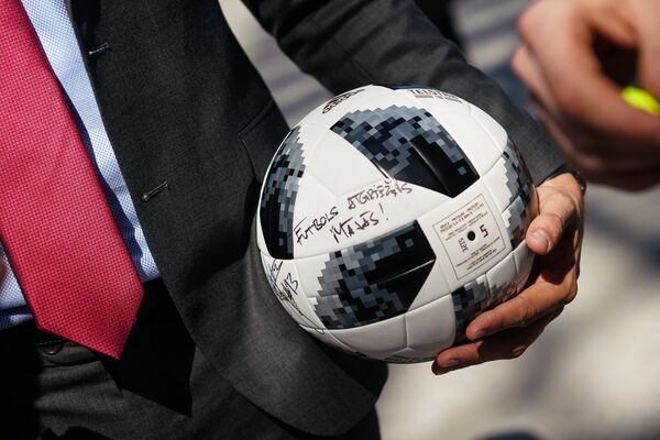 Футбольный мяч от президента Федерации футбола Латвии Каспарса Горкшса с надписью - Футбол вернулся домой! - Sputnik Латвия