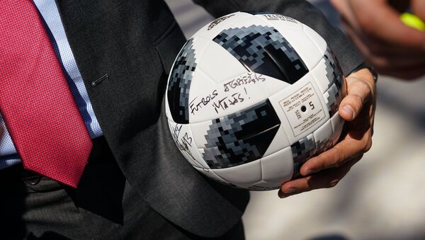 Футбольный мяч от президента Федерации футбола Латвии Каспарса Горкшса с надписью - Футбол вернулся домой! - Sputnik Латвия