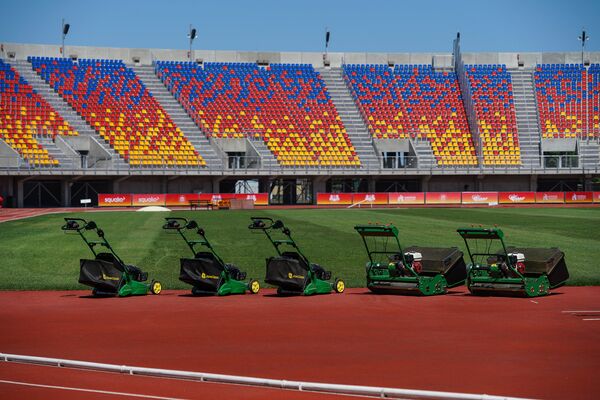 Новый газон стадиона Даугава готовится принять игры сборной Латвии по футболу - Sputnik Латвия