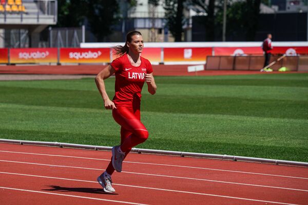 Латвийская легкоатлетка протестировала новую беговую дорожку стадиона Даугава - Sputnik Латвия